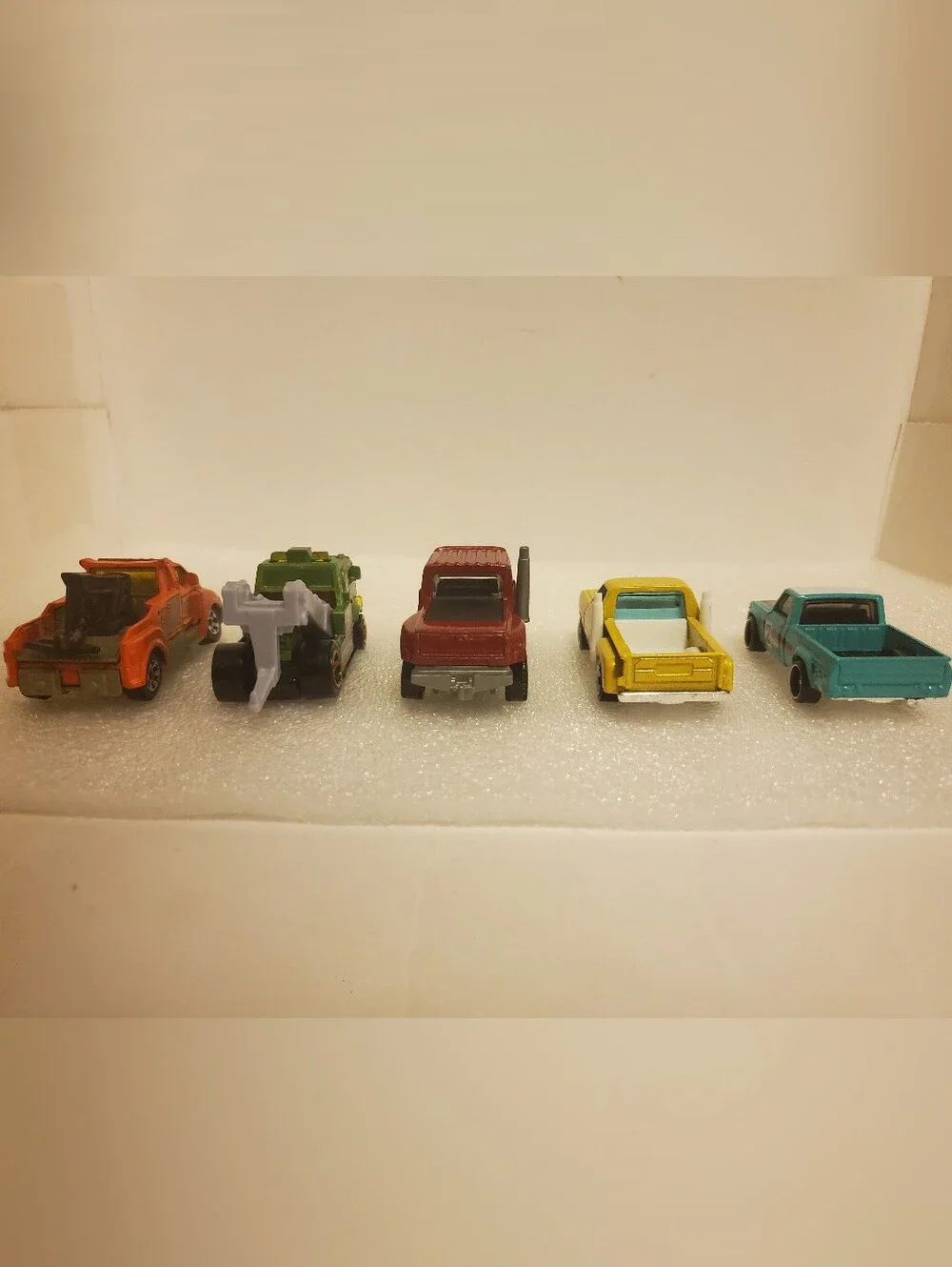 5 Diecast Vehicles 2 Tow Trucks Flatbed & 2 Pickup Trucks Matchbox Hot Wheels